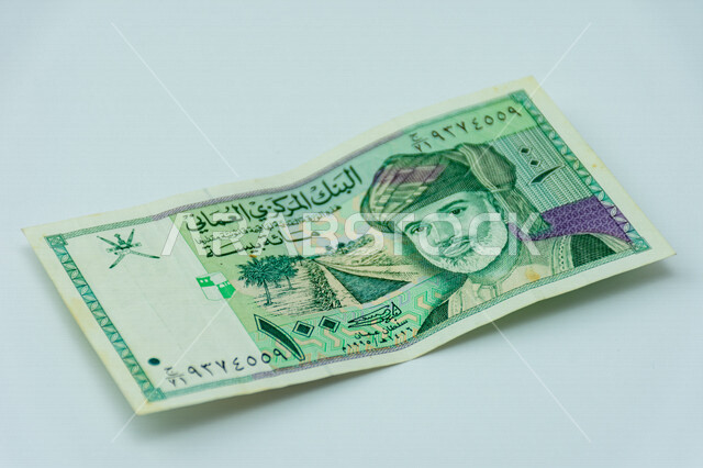 صورة لورقة نقدية من فئة 100 بيسة عمانية، صورة السلطان قابوس بن سعيد بن تيمور آل سعيد مطبوعة على عملة البيسة العمانية، عملة ورقية، البنك المركزي العماني، العملة الرسمية لسلطنة عمان، خلفية بيضاء