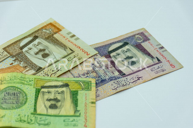 صورة لورقة نقدية من فئة 1 و 5 و 10 ريال سعودي من الإصدار الخامس، صورة الملك عبد الله بن عبد العزيز ال سعود مطبوعة على عملة الريال السعودي، عملة ورقية، مالية واقتصاد، العملة الرسمية للسعودية، خلفية خضراء