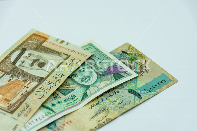 صورة لمجموعة أوراق نقدية خليجية، الريال السعودي، الريال القطري، البيسة العمانية، خادم الحرمين الشريفين، الملك عبد الله بن عبد العزيز، السلطان قابوس بن سعيد، عملات ورقية خليجية، خلفية بيضاء
