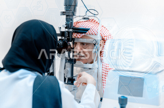 رجل عربي خليجي سعودي في عيادة مختصة لفحص العيون ينظر من خلال مجموعة من العدسات ، طبيبة سعودية خليجية تقوم بتقييم الرؤية والكشف عن أمراض العيون للمريض ، خلفية لتركيبة العين بتقنية الهولوجرام