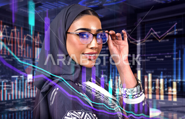 سيدة اعمال عربية خليجية سعودية محجبة، تنظر إلى الكاميرا، متابعة مخطط الرسم البياني للنمو الاقتصادي، التداول في سوق الاوراق المالية، مراقبة الاقتصاد والمعلومات المالية، الاستثمار المالي ،خلفية الرسم البياني للسوق المالي، صعود ونزول البورصة المالية