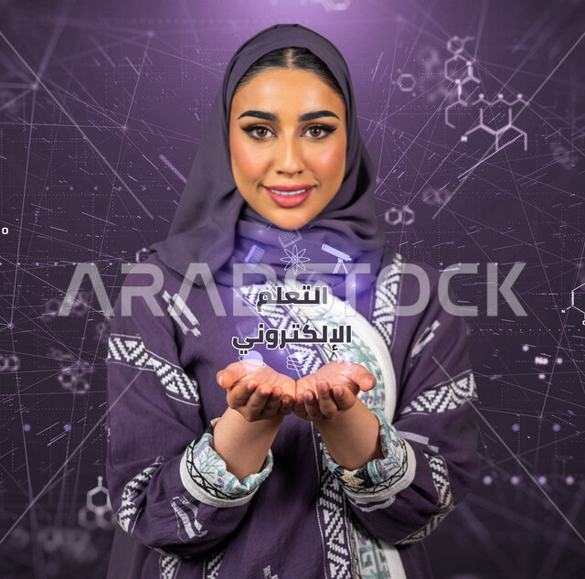 مرأة عربية خليجية سعودية مبتسمة تنظر إلى الكاميرا، تفتح يدها لعرض أيقونة متطايرة خاصة ببرامج التعلم الإلكتروني بتقنية الهولوجرام ، أيقونات و رسومات مدرسية و تعليمية بتقنية الهولوجرام ثلاثية الابعاد ، نظام التعليم عن بعد