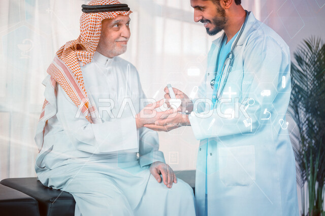 طبيب عربي خليجي سعودي يقوم بفحص مريض كبير بالسن يعاني من داء السكري، مشاكل ارتفاع وانخفاض السكر في الدم، جهاز قياس السكر في الدم خاص لمرضى السكري، مفهوم الطب والرعاية الطبية، مهن ووظائف طبية، مجموعة من الايقونات الطبية بتقنية الهولوجرام