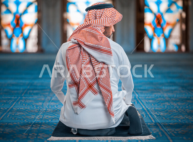 صورة من الخلف لرجل عربي خليجي سعودي يؤدي الصلاة داخل المسجد ، الخشوع والطمأنينه ، العبادة و التقرب الى الله ، إسلاميات وعبادات ، رمضان ، التدبر والخشوع ، الإكثار من ذكر الله تعالى ، الإستغفار والدعاء ، الإجتهاد في العبادة ، التحية والسلام