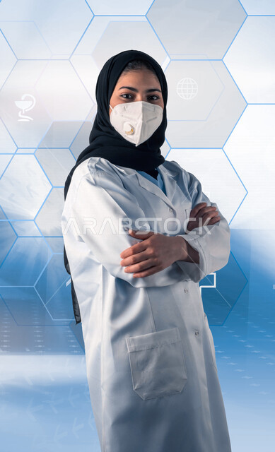 طبيبة عربية خليجية سعودية ترتدي الكمامة الواقية، مفهوم الطب والرعاية الصحية، تقديم الخدمات الطبية للمرضى، إيماءات وجه ويدين مختلفة الوقوف بإستقامة، يدان متقاطعتان، الوقوف بثقة
