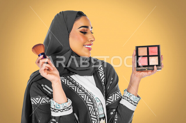 مرأة عربية خليجية سعودية تحمل إحدى أدوات التجميل بشرة الوجه (الفرشاة)، مرأة خبيرة بمستحضرات التجميل، التسويق لمنتجات التجميل، متجر بيع مستحضرات التجميل، ادوات مكياج تتوريال، صالون تجميلي نسائي