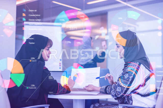 اجتماع زميلات عمل داخل الشركة ، مناقشة عمل, احصاءات وتحاليل, دراسة المشاريع, تخطيط مشروع جديد, حلول انتاجيه, أرقام وبيانات هولوجراميه, ورشة عمل