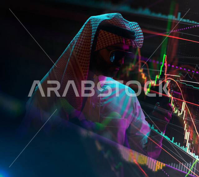 رجل عربي سعودي خليجي يستخدم الهاتف المحمول، رسوم بيانية إحصائية للبورصة المالية بتقنية الهولوجرام ثلاثية الأبعاد، تطوير الشركات والمشاريع الاقتصادية، التجاره الإلكترونيه، متابعة الأسهم، الإستثمار المالي
