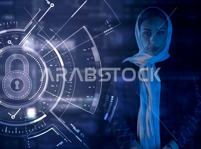 سيدة اعمال عربية خليجية سعودية، أيقونة قفل الأمان مضيئة بتقنية الهولوجرام ثلاثية الأبعاد ، الأمن السبراني، الحفاظ على البيانات الشخصية للمستخدمين, الدخول الامن، مفهوم أمن تكنولوجيا المعلومات