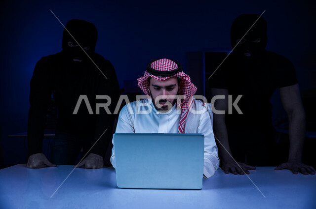رجل عربي سعودي خليجي يعمل في وظيفة مطور ويب، استخدام لغات البرمجة، تطوير وبناء المواقع والتطبيقات الالكترونية، اكواد وخوارزميات، تقنيات وحاسوب, هاكر, قرصنه, حماية معلومات, أمن معلومات