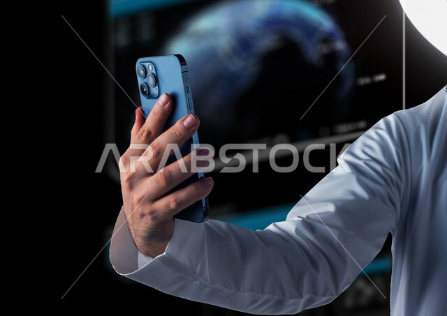 رجل عربي سعودي خليجي يستخدم الهاتف المحمول، متابعة الأخبار, تصفح الانترنت, بث مباشر, إجراء مكالمة فيديو عبر الهاتف المحمول, استخدام التقنيه الحديثه 