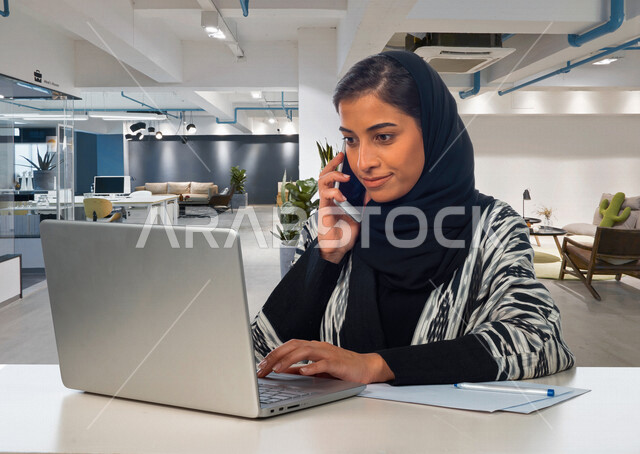 إمرأه عربيه سعوديه خليجيه في مكتب العمل, إجراء مكالمه هاتفيه, إجتماع عمل عن بعد, إدارة المهام، العمل على جهاز الحاسوب ، مناقشة المشاريع، تطوير الأعمال, شركة عربيه سعودية خليجيه ، بيئة العمل السعودي
