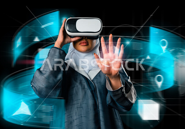 إمرأة عربية سعودية خليجية ترتدي نظارة الواقع الإفتراضي ثلاثية الأبعاد, الإندماج في عالم الواقع الإفتراضي, العالم الرقمي, محاكاة العالم الإفتراضي للتعليم والتطوير, عالم تقني