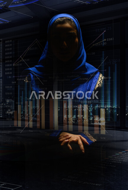 إمرأه عربية خليجية سعودية تقف متكتفة اليدين ، خلفية هولوجراميه لمخطط الرسم البياني للنمو الاقتصادي  ، التداول في سوق الاوراق المالية ، مراقبة الاقتصاد والمعلومات المالية ، الاستثمار المالي ، أعمال بزنس احترافيه, التجاره الإلكترونيه