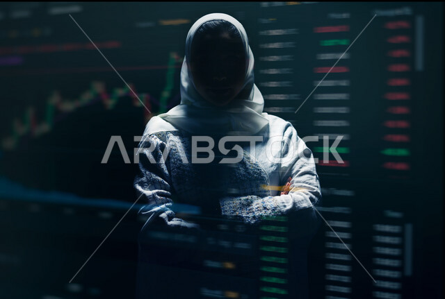 إمرأه عربية خليجية سعودية تقف متكتفة اليدين ، خلفية مخطط الرسم البياني للنمو الاقتصادي ، التداول في سوق الاوراق المالية ، مراقبة الاقتصاد والمعلومات المالية ، الاستثمار المالي ، أعمال بزنس احترافيه, التجاره الإلكترونيه