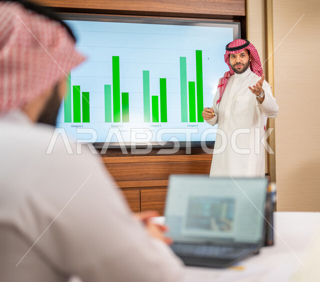 اجتماع زملاء عمل عرب خليجيين سعوديين في مقر عملهم، تطوير المشاريع، دراسة وتحليل المشاريع الجديدة، تقييم العمل الشراكي، الشراكة والتعاون، اجتماعات عمل، ورش عمل وتدريب