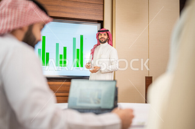 اجتماع زملاء عمل عرب خليجيين سعوديين في مقر عملهم، تطوير المشاريع، دراسة وتحليل المشاريع الجديدة، تقييم العمل الشراكي، الشراكة والتعاون، اجتماعات عمل، ورش عمل وتدريب