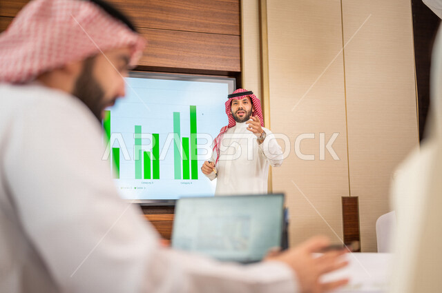 اجتماع زملاء عمل عرب خليجيين سعوديين في مقر عملهم، تطوير المشاريع، دراسة وتحليل المشاريع الجديدة، تقييم العمل الشراكي، الشراكة والتعاون، اجتماعات عمل، ورش عمل وتدريب