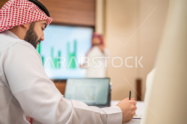 اجتماع زملاء عمل عرب خليجيين سعوديين في مقر عملهم، تطوير المشاريع، دراسة وتحليل المشاريع الجديدة، تقييم العمل الشراكي، الشراكة والتعاون، اجتماعات عمل، ورش عمل وتدريب