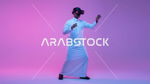 رجل سعودي بالثوب التقليدي يرتدي نظارة واقع افتراضي