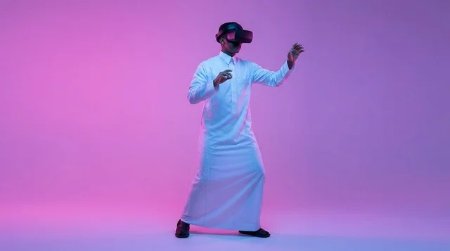 رجل سعودي بالثوب التقليدي يرتدي نظارة واقع افتراضي