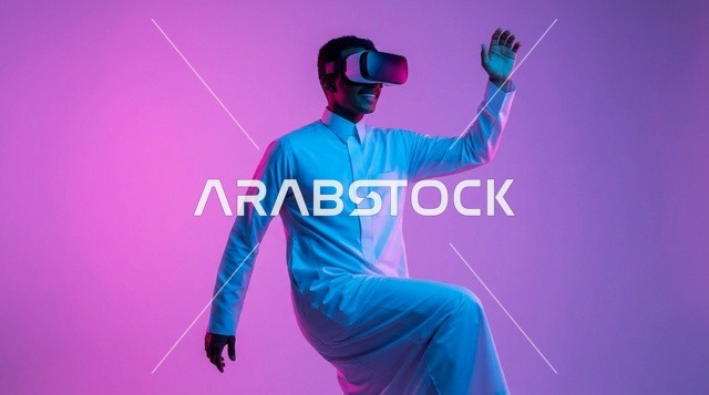 رجل سعودي يرتدي نظارة واقع افتراضي بإضاءة نيون
