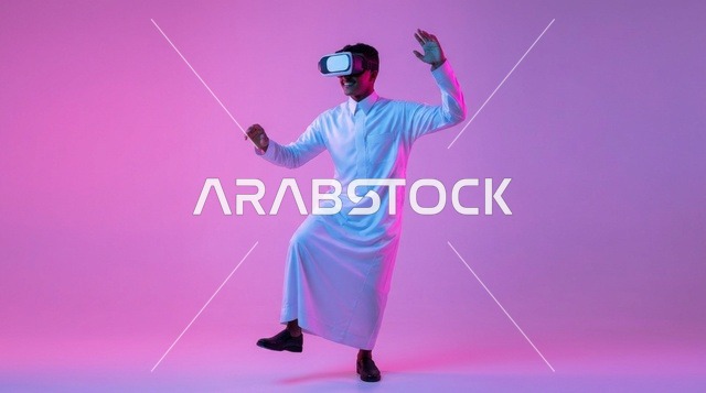 رجل سعودي بالثوب يرتدي نظارة واقع افتراضي بالنيون