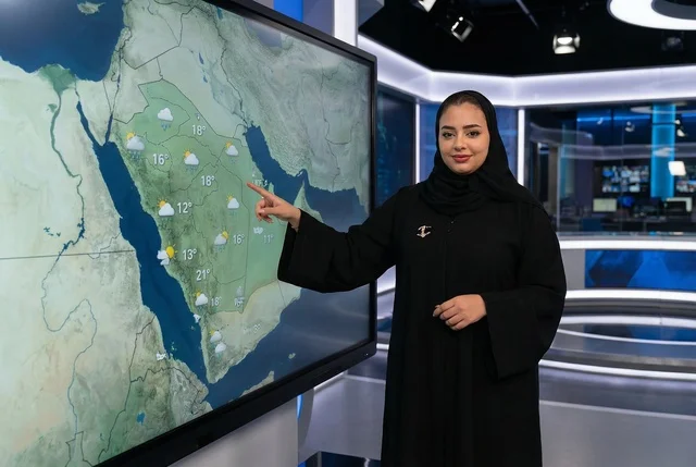 مذيعة أرصاد جوية سعودية تقدم النشرة في الاستوديو