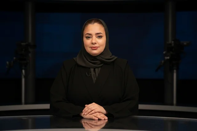 مذيعة أخبار سعودية في استوديو تلفزيوني