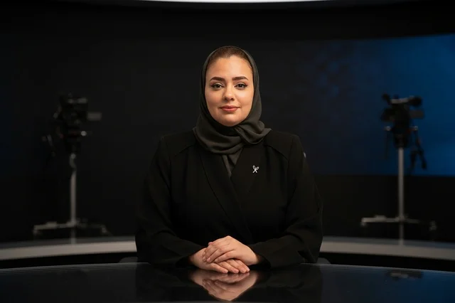 مذيعة أخبار سعودية في استوديو البث التلفزيوني