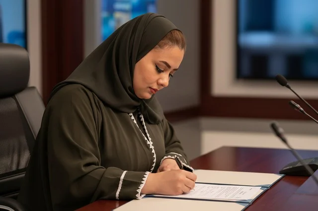 سيدة أعمال سعودية بالعباءة والحجاب توقّع عقداً رسمياً