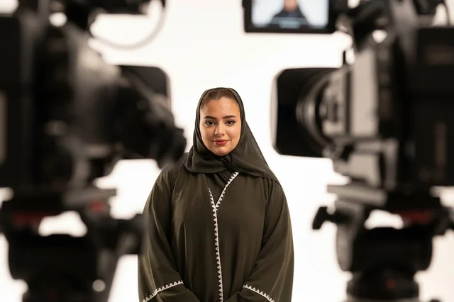 مذيعة تلفزيونية سعودية في استوديو تصوير احترافي