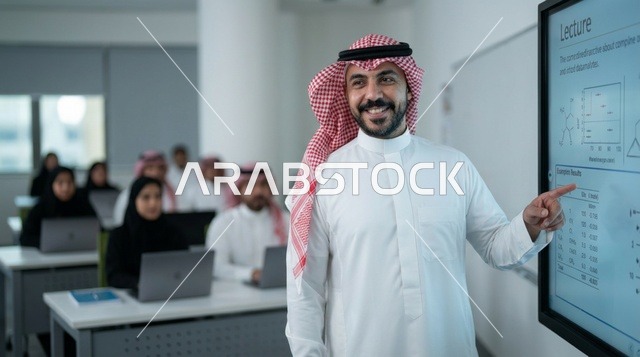 محاضر سعودي يشير إلى شاشة ذكية في قاعة دراسية