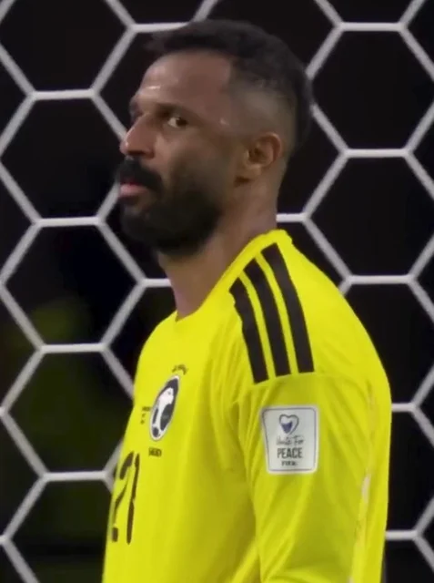 صوره مقربه  للاعب محمد العويس حارس مرمى المنتخب السعودي بالقميص الأصفر في  مباراة كاس العالم 2026