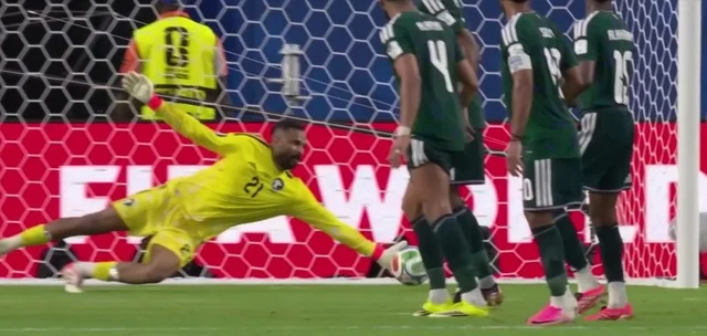 تصدي حارس مرمى المنتخب السعودي للكرة في مباراة كرة قدم, كاس العالم 2026