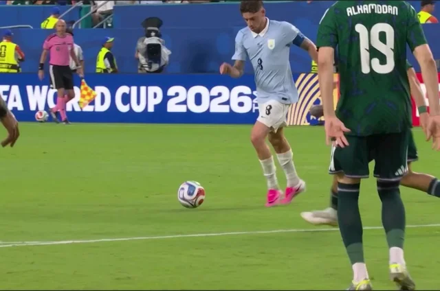 لاعب كرة قدم سعودي يراوغ بالكرة في مباراة كأس العالم 2026