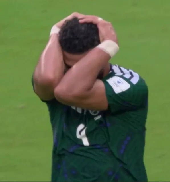 لاعب المنتخب السعودي يشعر بخيبة الأمل في الملعب في مباريات كاس العالم 2026