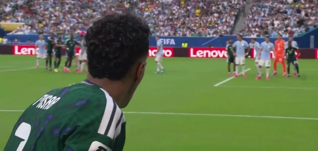 لاعب المنتخب السعودي في الملعب أثناء مباراة كرة قدم كاس العالم 2026