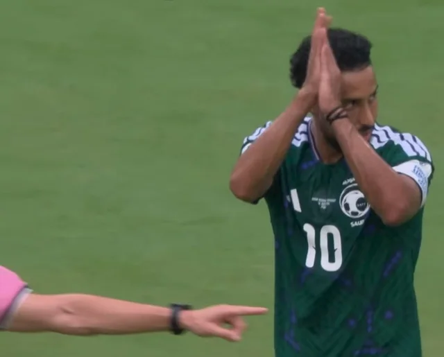 لاعب المنتخب السعودي سالم الدوسري يعتذر في الملعب في مباريات كاس العالم 2026