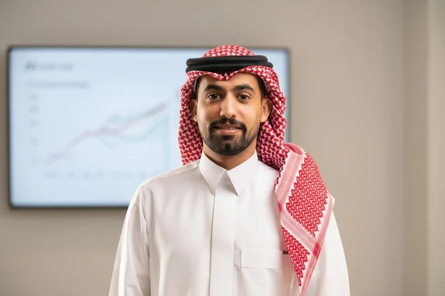 بورتريه رجل أعمال سعودي بالزي التقليدي في المكتب