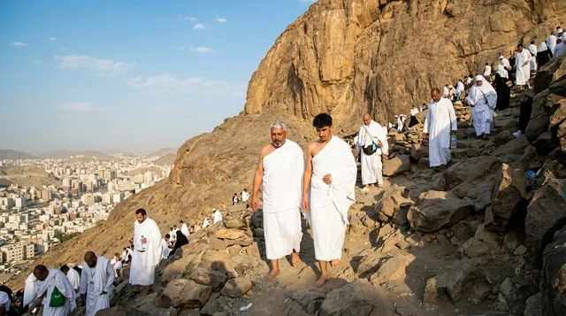 حجاج مسلمون بملابس الإحرام على جبل في مكة المكرمة