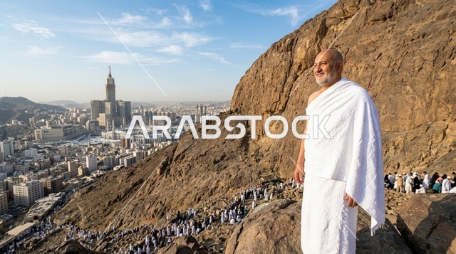 حاج عربي يرتدي ملابس الإحرام على جبل عرفات في مكة المكرمة