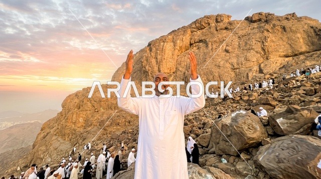 حاج سوداني يدعو على جبل عرفة في مكة المكرمة