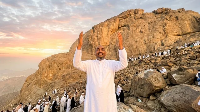 حاج سوداني يدعو على جبل عرفة في مكة المكرمة