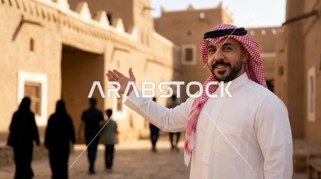 رجل سعودي يرحب بالزوار في حي الطريف التاريخي بالدرعية