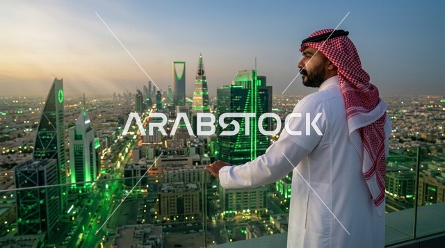 مواطن سعودي يطل على أفق مدينة الرياض وقت غروب الشمس