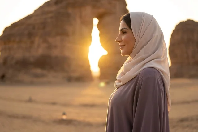 امرأة سعودية بالعباءة والحجاب عند جبل الفيل بالعلا