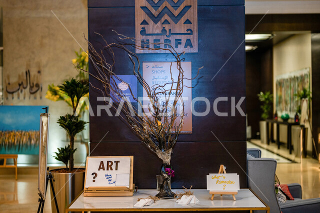 زاوية فنية لعرض قطع فنية تراثية في معرض حرفة التراثي في السعودية ، عرض الرسومات التراثية ، معارض و فنون ، تراثيات سعودية ، معرض فني تراثي شعبي 