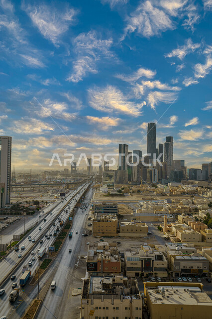 صورة  لمركز الملك عبدالله المالي (كافد) في الرياض بالمملكة العربية السعودية ، معالم مدينة الرياض في النهار ، حركة سير السيارات على الطريق ، اماكن سياحية في السعودية