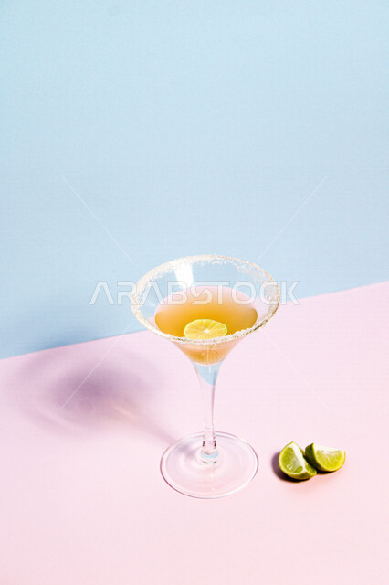 صورة مقربة لعصير الموهيتو بنكهة لذيذة ، مشروب بارد مع قطع من الليمون ، مشروبات باردة ، عصائر طبيعية لذيذة ، عصير صحي ومفيد ، كوكتيل صيفي منعش ومثلج ، فيتامين سي